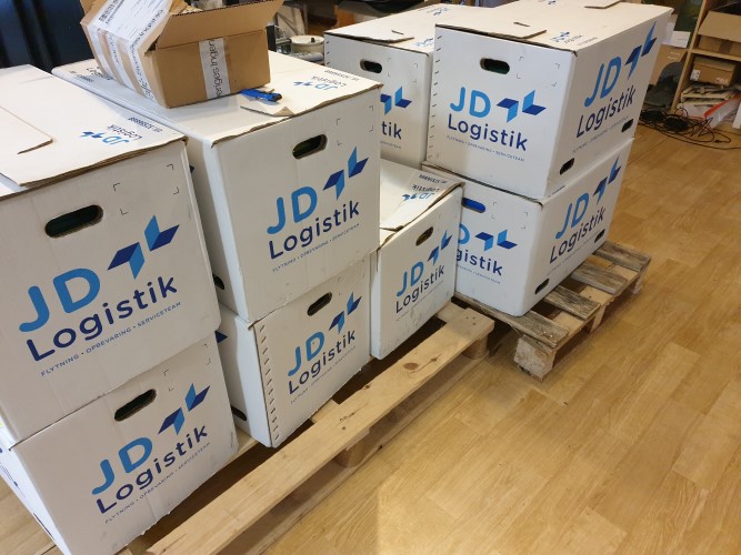 Lådor med pärmar för scanning
